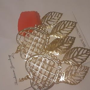 Nwt fashion jewelry gold heart dangle earrings